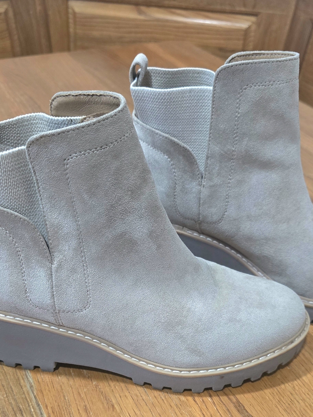 Dolce Vita Chelsea Suede Ankle Boots in Cream / Tan - Size 9